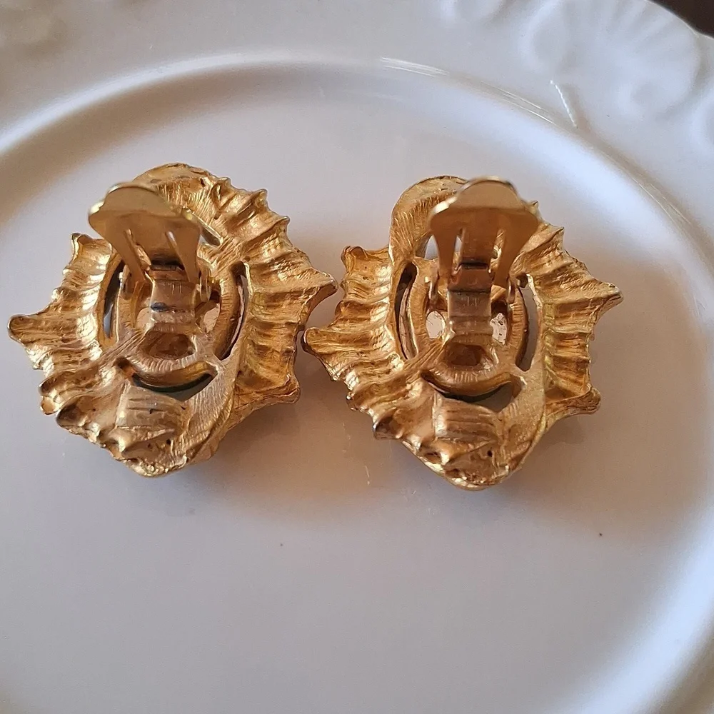 Vintage Clip-on Gold-Tone Earrings with Emerald Green - Picture 6 of 13